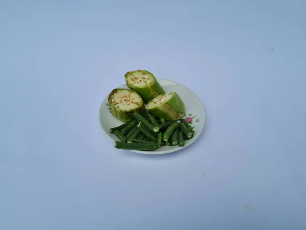 绿茄子和绿豆片 白色和蓝色混合后分离 — 图库照片