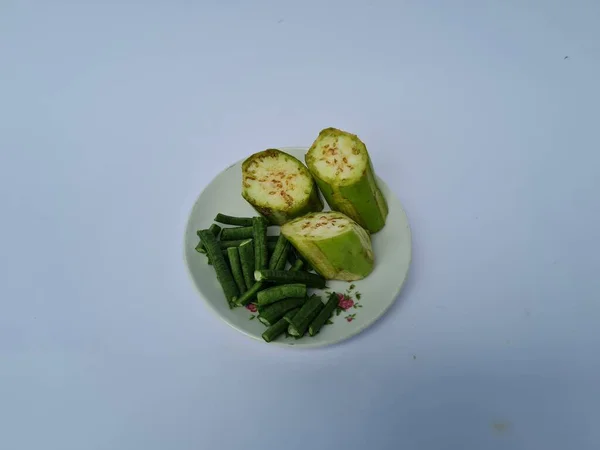 Fatias Berinjela Verde Feijão Verde Isoladas Combinação Branca Azul — Fotografia de Stock