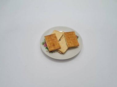 Un ve çikolata tadı olan diğer malzemelerden yapılan abur cuburlara bisküvi denir.