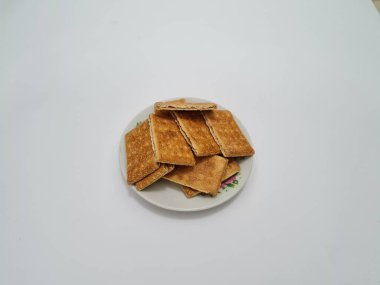 Un ve çikolata tadı olan diğer malzemelerden yapılan abur cuburlara bisküvi denir.