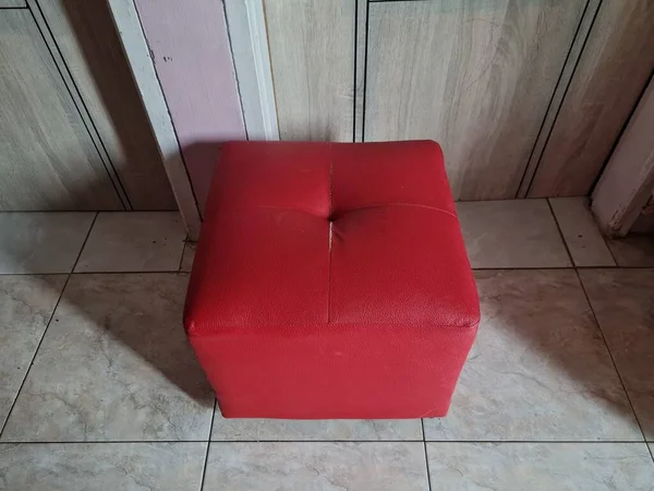 Cadeira Forma Quadrado Couro Vermelho Quarto Casa — Fotografia de Stock