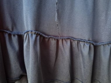 Gölge kombinasyonu ile soyut mavi katlanmış kumaş desenli arkaplan