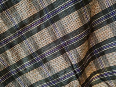 Soyut arkaplan desenli kahverengi ekose sarong renkli çizgilerle birleştirilmiş