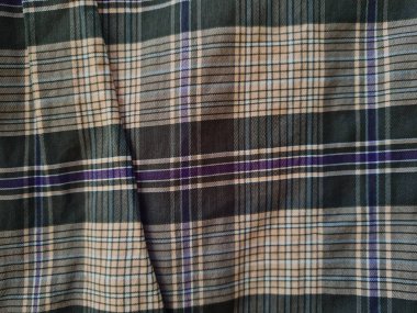 Soyut arkaplan desenli kahverengi ekose sarong renkli çizgilerle birleştirilmiş