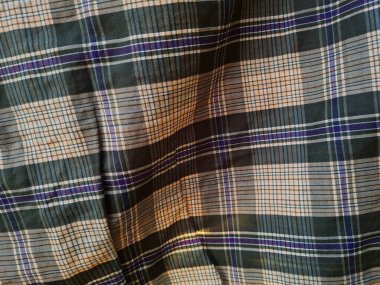 Soyut arkaplan desenli kahverengi ekose sarong renkli çizgilerle birleştirilmiş