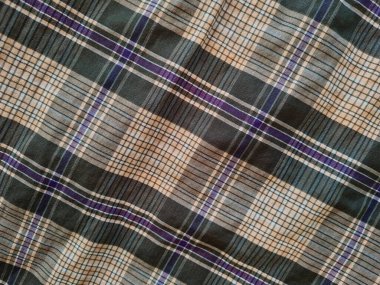 Soyut arkaplan desenli kahverengi ekose sarong renkli çizgilerle birleştirilmiş