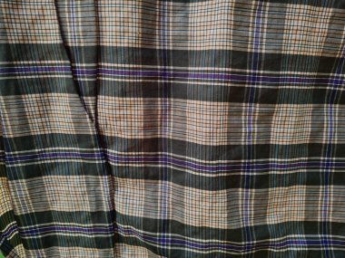 Soyut arkaplan desenli kahverengi ekose sarong renkli çizgilerle birleştirilmiş