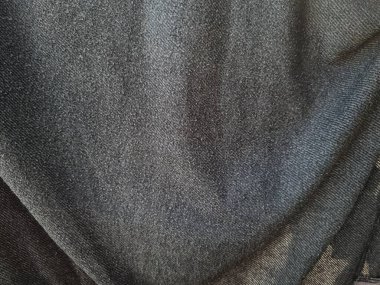 Gölge kombinasyonlu soyut gri dalgalı kumaş arkaplan