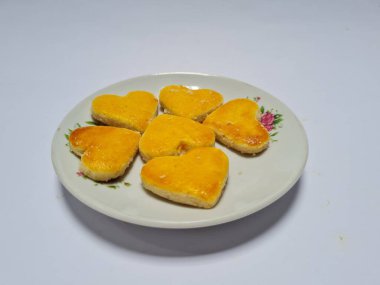 Fıstık unundan ve diğer malzemelerden yapılmış kahverengi kalp şeklinde Endonezya 'dan gelen küçük bir atıştırmalığa fıstık keki denir.