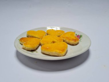 Fıstık unundan ve diğer malzemelerden yapılmış kahverengi kalp şeklinde Endonezya 'dan gelen küçük bir atıştırmalığa fıstık keki denir.