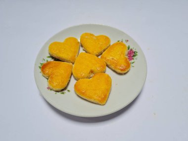 Fıstık unundan ve diğer malzemelerden yapılmış kahverengi kalp şeklinde Endonezya 'dan gelen küçük bir atıştırmalığa fıstık keki denir.