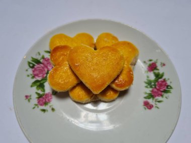 Fıstık unundan ve diğer malzemelerden yapılmış kahverengi kalp şeklinde Endonezya 'dan gelen küçük bir atıştırmalığa fıstık keki denir.