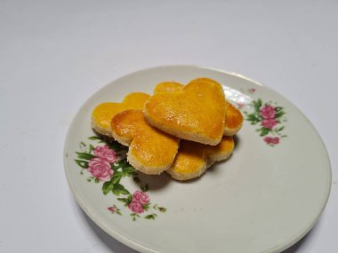 Fıstık unundan ve diğer malzemelerden yapılmış kahverengi kalp şeklinde Endonezya 'dan gelen küçük bir atıştırmalığa fıstık keki denir.