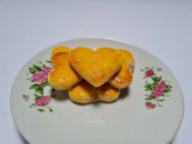 Fıstık unundan ve diğer malzemelerden yapılmış kahverengi kalp şeklinde Endonezya 'dan gelen küçük bir atıştırmalığa fıstık keki denir.