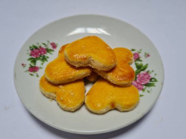 Fıstık unundan ve diğer malzemelerden yapılmış kahverengi kalp şeklinde Endonezya 'dan gelen küçük bir atıştırmalığa fıstık keki denir.