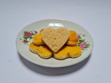 Fıstık unundan ve diğer malzemelerden yapılmış kahverengi kalp şeklinde Endonezya 'dan gelen küçük bir atıştırmalığa fıstık keki denir.