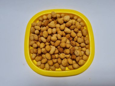 Sarı kabın içinde lezzetli bir tadı olan kızarmış fıstık.