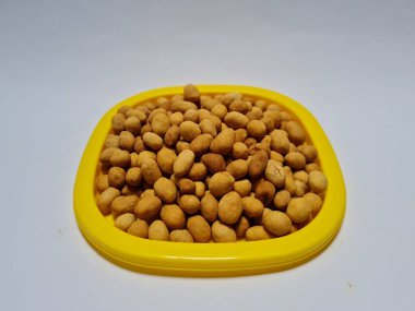 Sarı kabın içinde lezzetli bir tadı olan kızarmış fıstık.