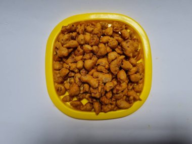 Sarı kabın içinde lezzetli bir tadı olan kızarmış fıstık.