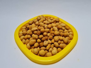 Sarı kabın içinde lezzetli bir tadı olan kızarmış fıstık.