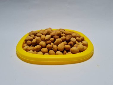 Sarı kabın içinde lezzetli bir tadı olan kızarmış fıstık.