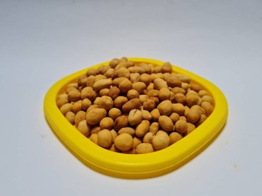 Sarı kabın içinde lezzetli bir tadı olan kızarmış fıstık.