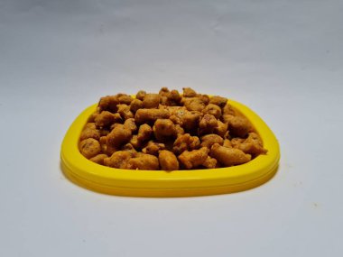 Sarı kabın içinde lezzetli bir tadı olan kızarmış fıstık.