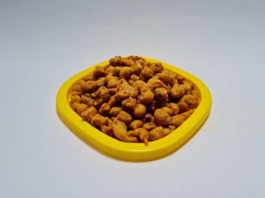 Sarı kabın içinde lezzetli bir tadı olan kızarmış fıstık.