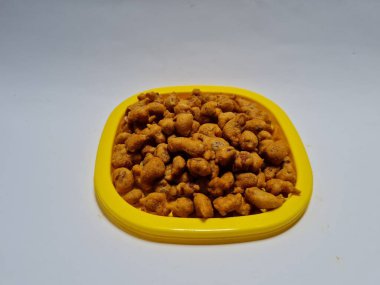 Sarı kabın içinde lezzetli bir tadı olan kızarmış fıstık.