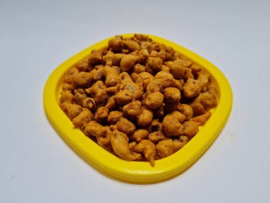 Sarı kabın içinde lezzetli bir tadı olan kızarmış fıstık.