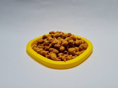 Sarı kabın içinde lezzetli bir tadı olan kızarmış fıstık.