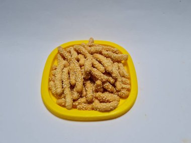 Sarı bir kapta susamlı ve kavrulmuş undan yapılmış bir pasta.