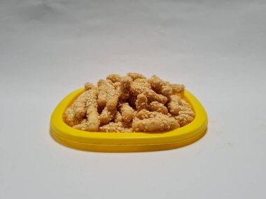 Sarı bir kapta susamlı ve kavrulmuş undan yapılmış bir pasta.