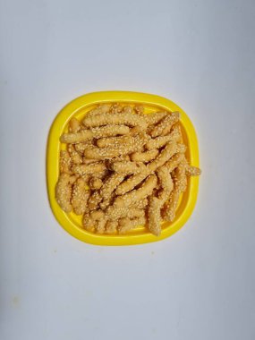 Sarı bir kapta susamlı ve kavrulmuş undan yapılmış bir pasta.