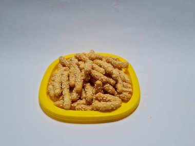 Sarı bir kapta susamlı ve kavrulmuş undan yapılmış bir pasta.