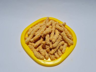 Sarı bir kapta susamlı ve kavrulmuş undan yapılmış bir pasta.