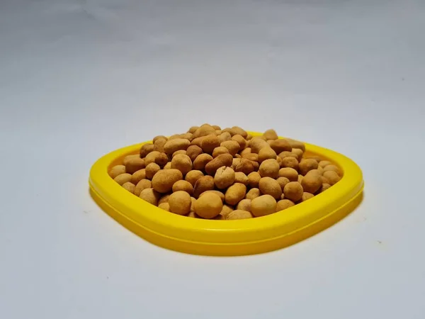 Kacang Goreng Coklat Dengan Rasa Gurih Dalam Wadah Kuning — Stok Foto