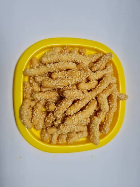 Sarı bir kapta susamlı ve kavrulmuş undan yapılmış bir pasta.
