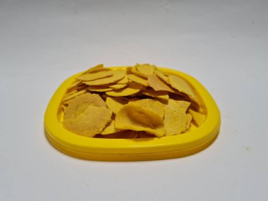 Un, şeker ve sarı bir kapta kahverengi olan diğer malzemelerden oluşan dolar denilen bir atıştırmalık.