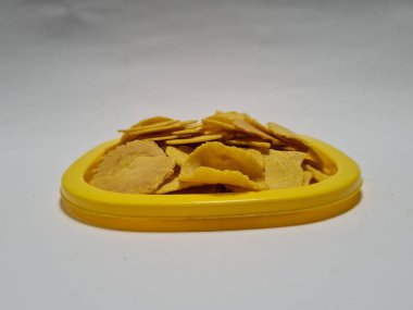 Un, şeker ve sarı bir kapta kahverengi olan diğer malzemelerden oluşan dolar denilen bir atıştırmalık.