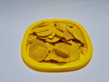 Un, şeker ve sarı bir kapta kahverengi olan diğer malzemelerden oluşan dolar denilen bir atıştırmalık.