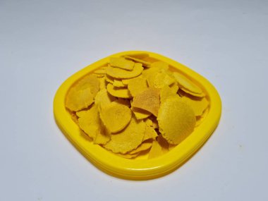 Un, şeker ve sarı bir kapta kahverengi olan diğer malzemelerden oluşan dolar denilen bir atıştırmalık.