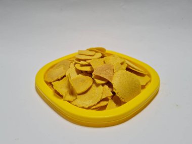 Un, şeker ve sarı bir kapta kahverengi olan diğer malzemelerden oluşan dolar denilen bir atıştırmalık.