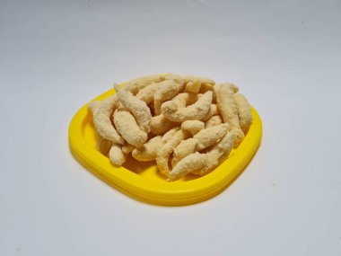 Un ve sarı bir kapta kahverengi olan diğer malzemelerden yapılan mantar yumurtası adı verilen tatlı bir atıştırmalık.