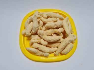 Un ve sarı bir kapta kahverengi olan diğer malzemelerden yapılan mantar yumurtası adı verilen tatlı bir atıştırmalık.