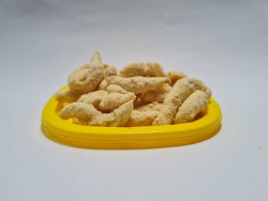 Un ve sarı bir kapta kahverengi olan diğer malzemelerden yapılan mantar yumurtası adı verilen tatlı bir atıştırmalık.