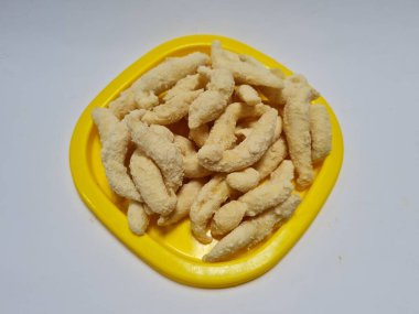 Un ve sarı bir kapta kahverengi olan diğer malzemelerden yapılan mantar yumurtası adı verilen tatlı bir atıştırmalık.