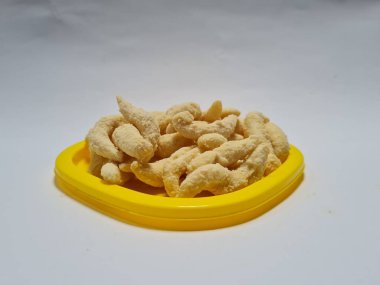 Un ve sarı bir kapta kahverengi olan diğer malzemelerden yapılan mantar yumurtası adı verilen tatlı bir atıştırmalık.