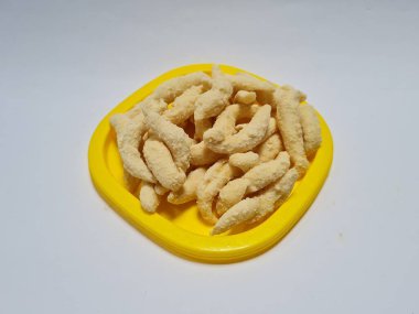 Un ve sarı bir kapta kahverengi olan diğer malzemelerden yapılan mantar yumurtası adı verilen tatlı bir atıştırmalık.