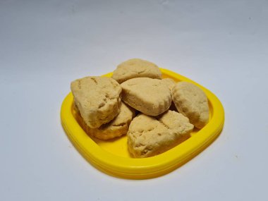 Sago adı verilen bu tatlı tatlı atıştırmalık un ve sarı bir kabın içinde kahverengi olan diğer malzemelerden yapılır.